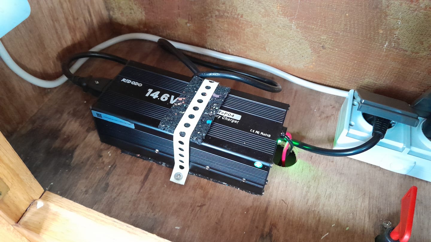 Customer photo review of Redodo 14,6V 20A Lifepo4 Batterieladegerät für Lithium-Eisenphosphat-Batterie