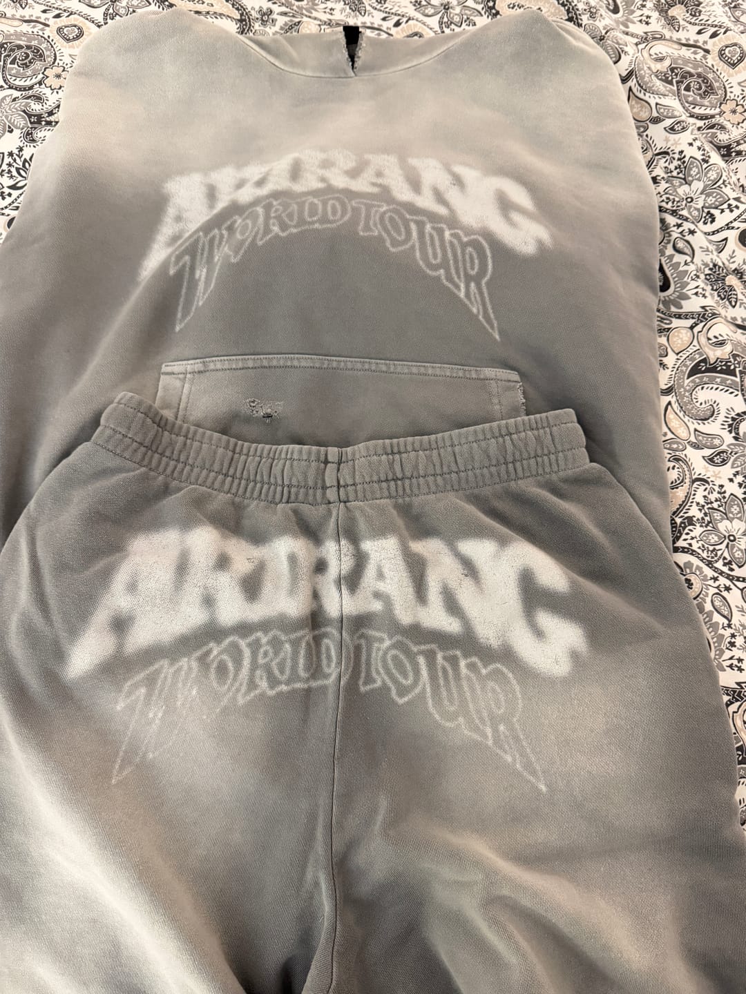 Customer photo review of [1ST / 2ND PRE-ORDER] BTS - ARIRANG WORLD TOUR OFFICIAL MD HOODIE & PANTS SET UP (GRAY)