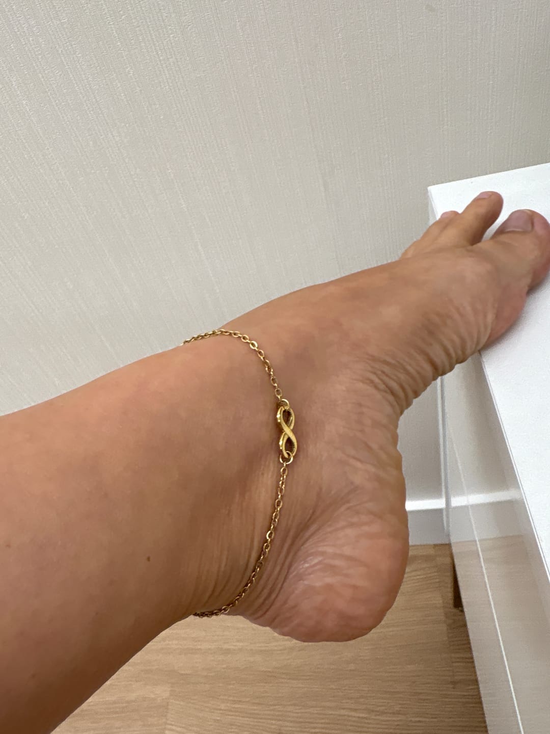 Customer photo review of Tornozeleira Infinito Banhado em Ouro 18K