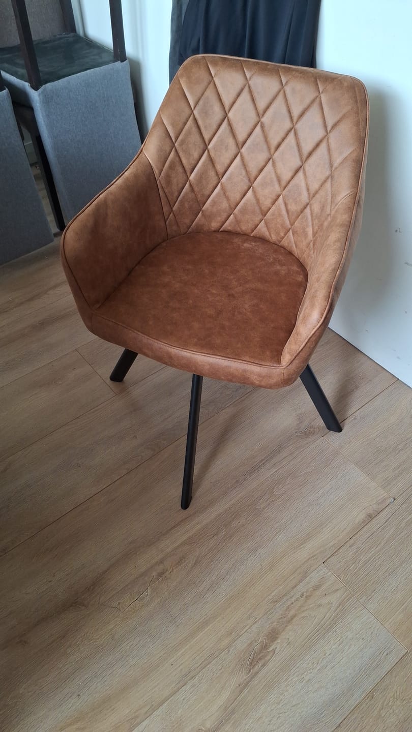 Customer photo review of Brione Draaibare Eetkamerstoel - Cognac
