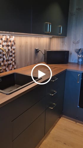 Kundeanmeldelse med video av Bronse selvklebende veggfliser