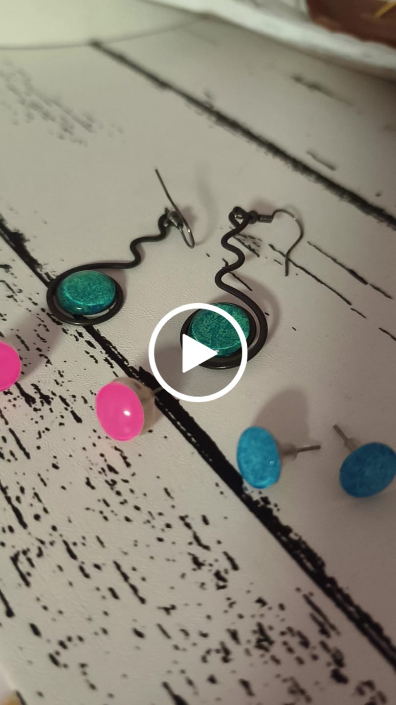 Customer video review of Pendientes "Sol Fucsia" – Vidrio fundido y hierro forjado.