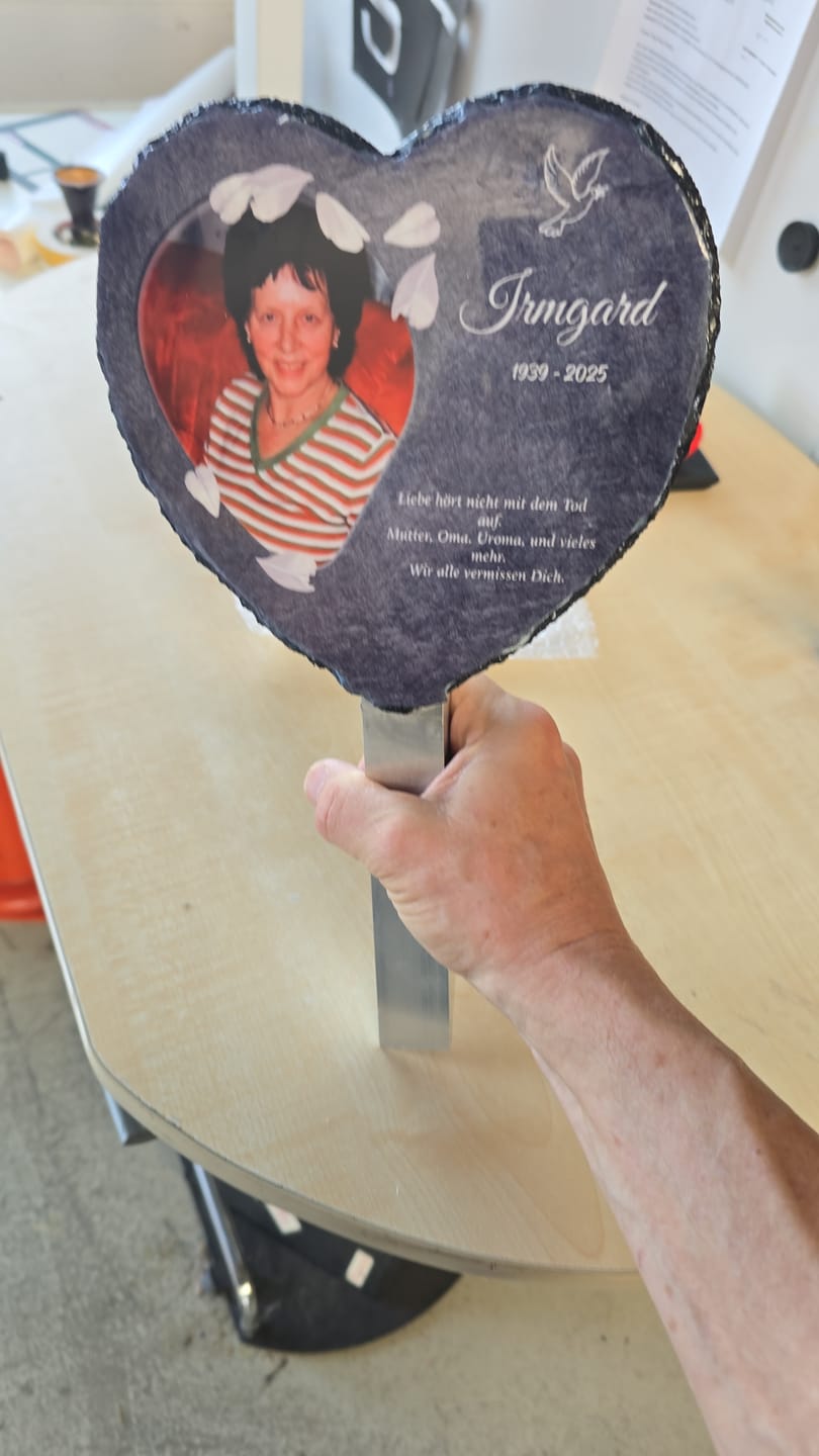 Customer photo review of Liebe hört nicht auf - Personalisiertes Schieferherz als Andenken an geliebte Verstorbene