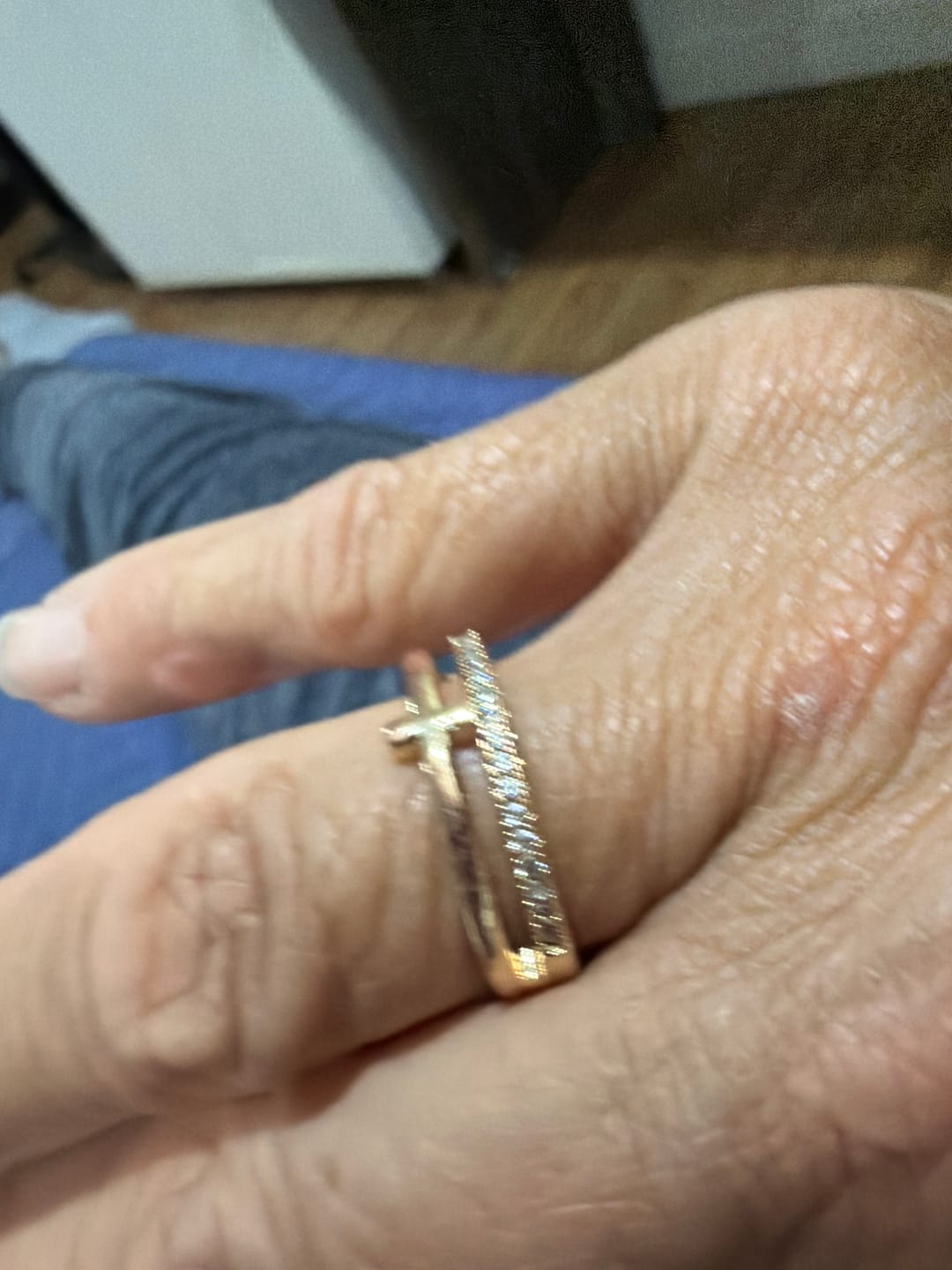 Customer photo review of Anel de Cruz Cravejado Feminino - Ouro