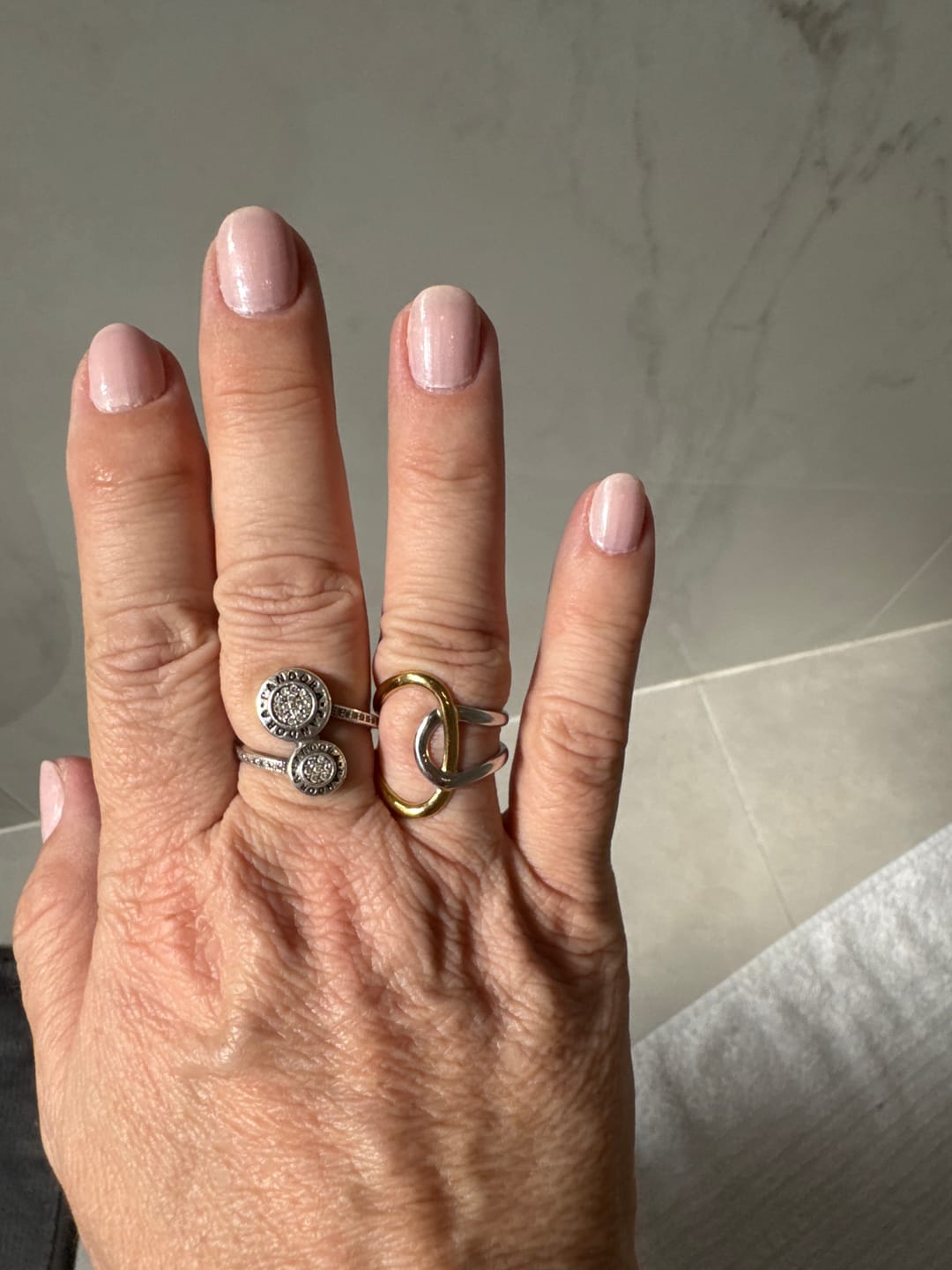 Customer photo review of Anel Laços de Luz Ajustável com Mix de Banhos Dourado e Prata