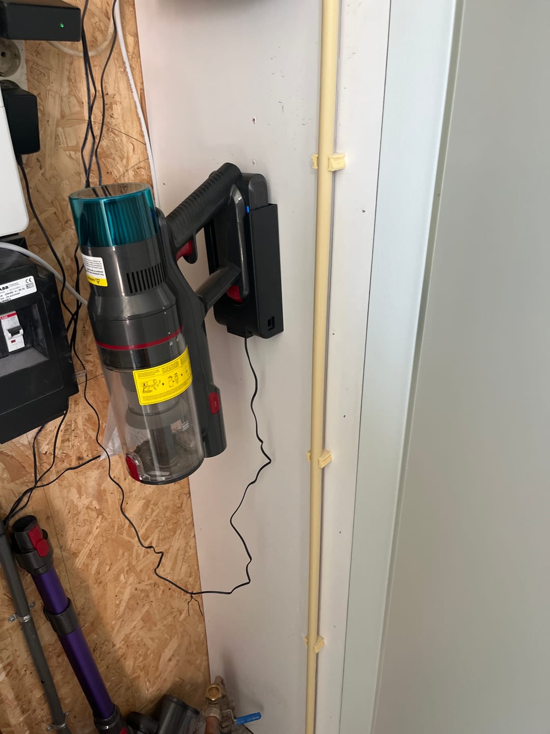 Customer photo review of Krachtige steelstofzuiger met automatische stofherkenning / Tot 60 minuten gebruiksduur / Zakloze stofzuiger voor tapijt, harde vloeren en dierenharen / 480W