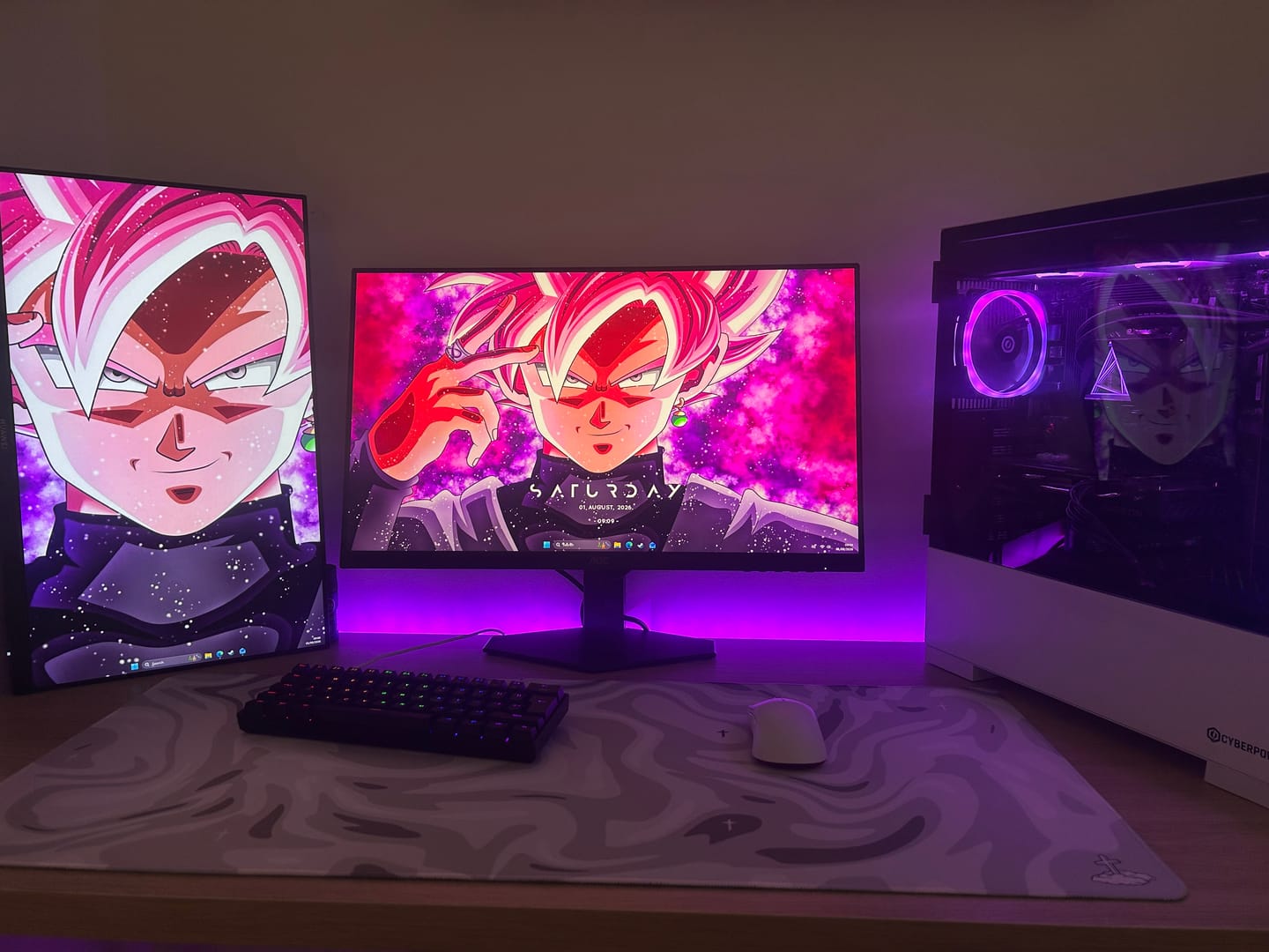 Customer photo review of Liquid White Mousepad