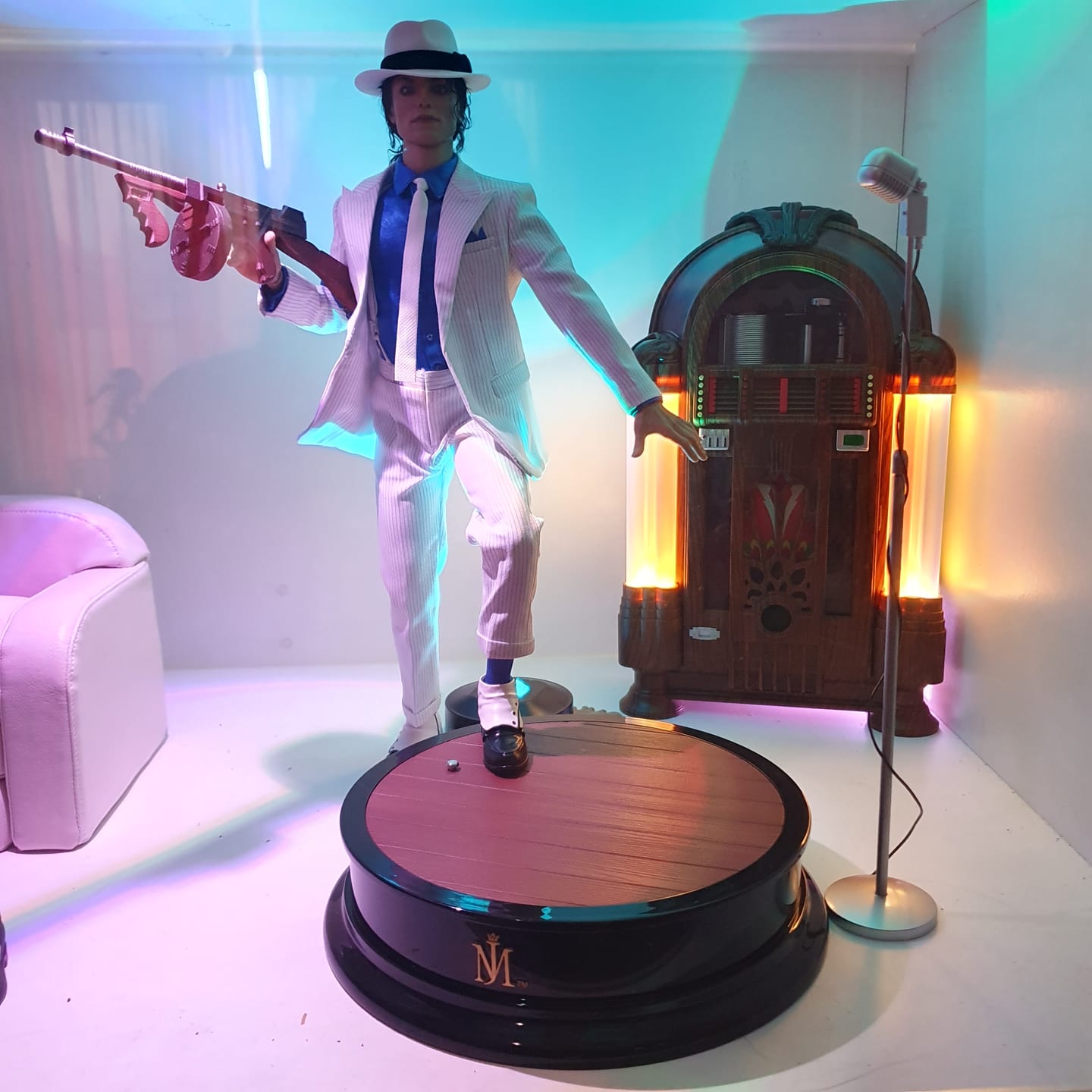 Customer photo review of MJ - Smooth Criminal 1/6 Collectible Figure
