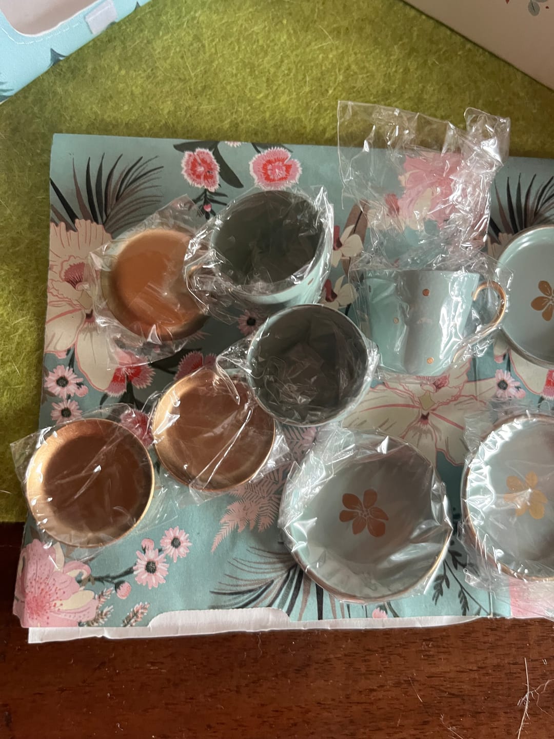 Customer photo review of Tea Pot Set 7 pcs Dollhouse  - Aqua 1/6 Scale Dollhouse Miniature