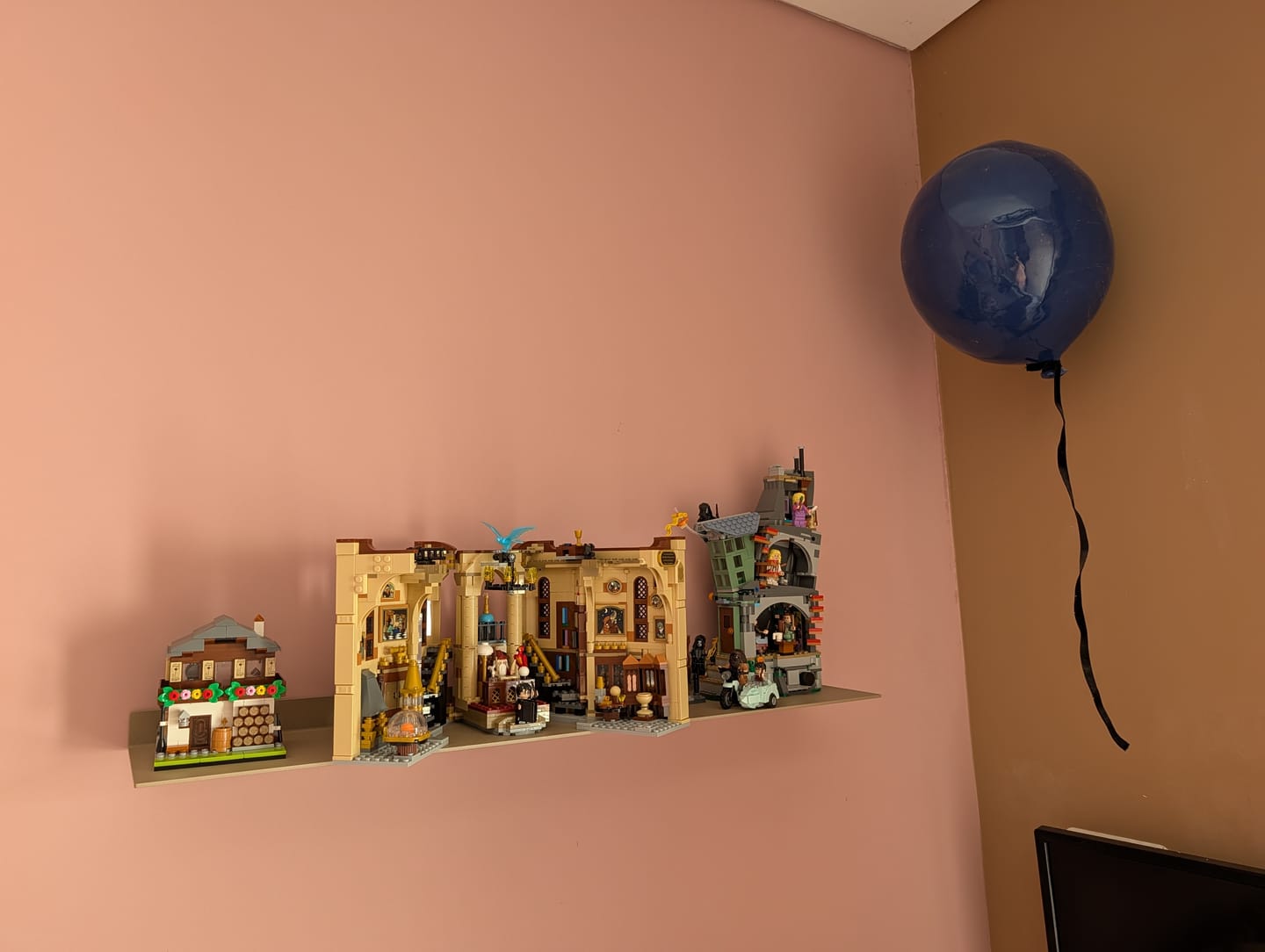 Customer photo review of מדף צף KAV – מדף אלומיניום בעיצוב סקנדינבי נקי