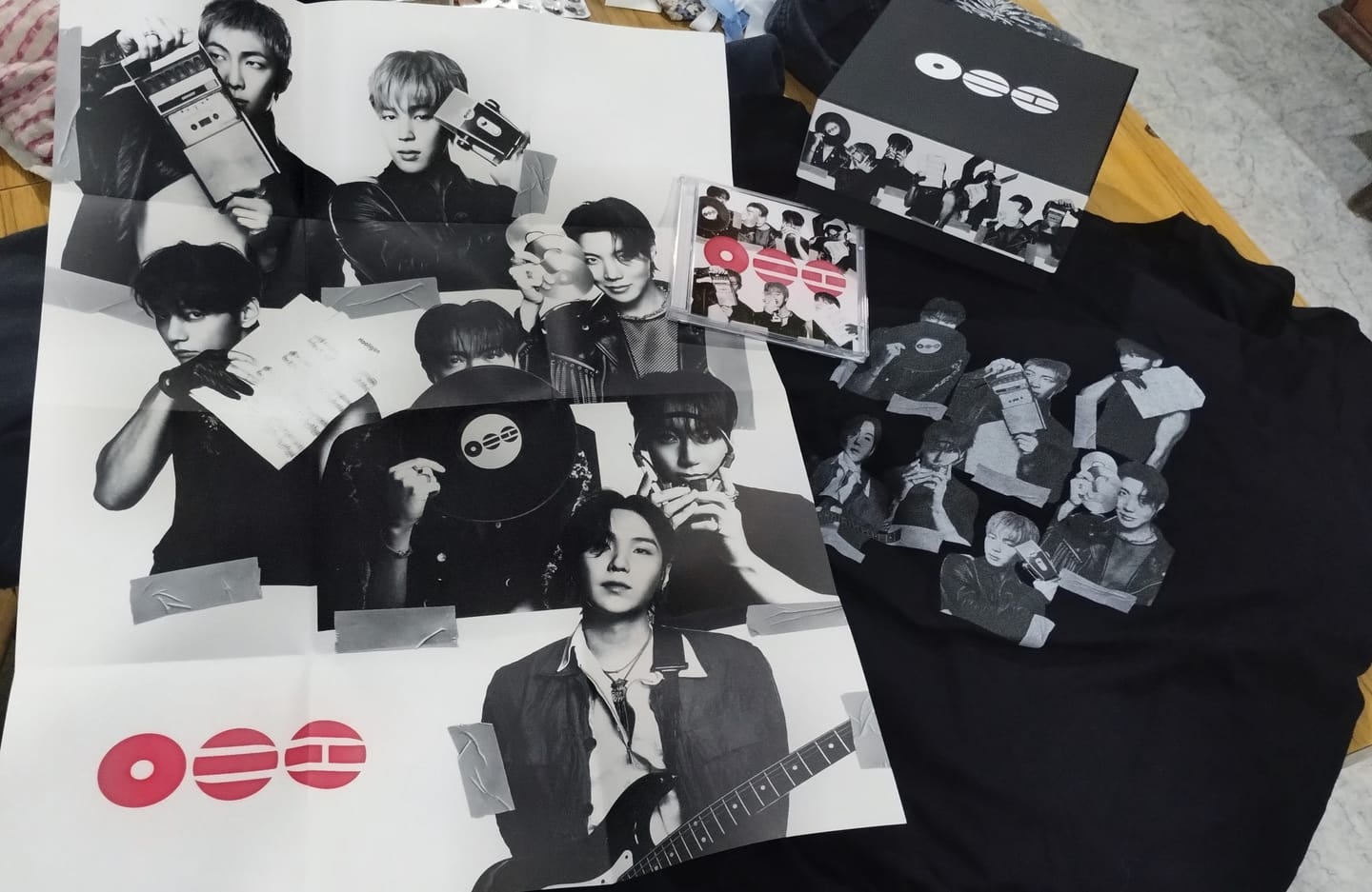 Customer photo review of BTS - ARIRANG 5TH ALBUM T-SHIRT CD BOX SET VER