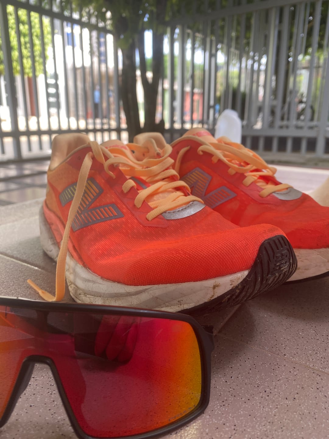 Customer photo review of New Balance FuelCell Rebel v5 Hombre Tangerine Heat Silver Metallic