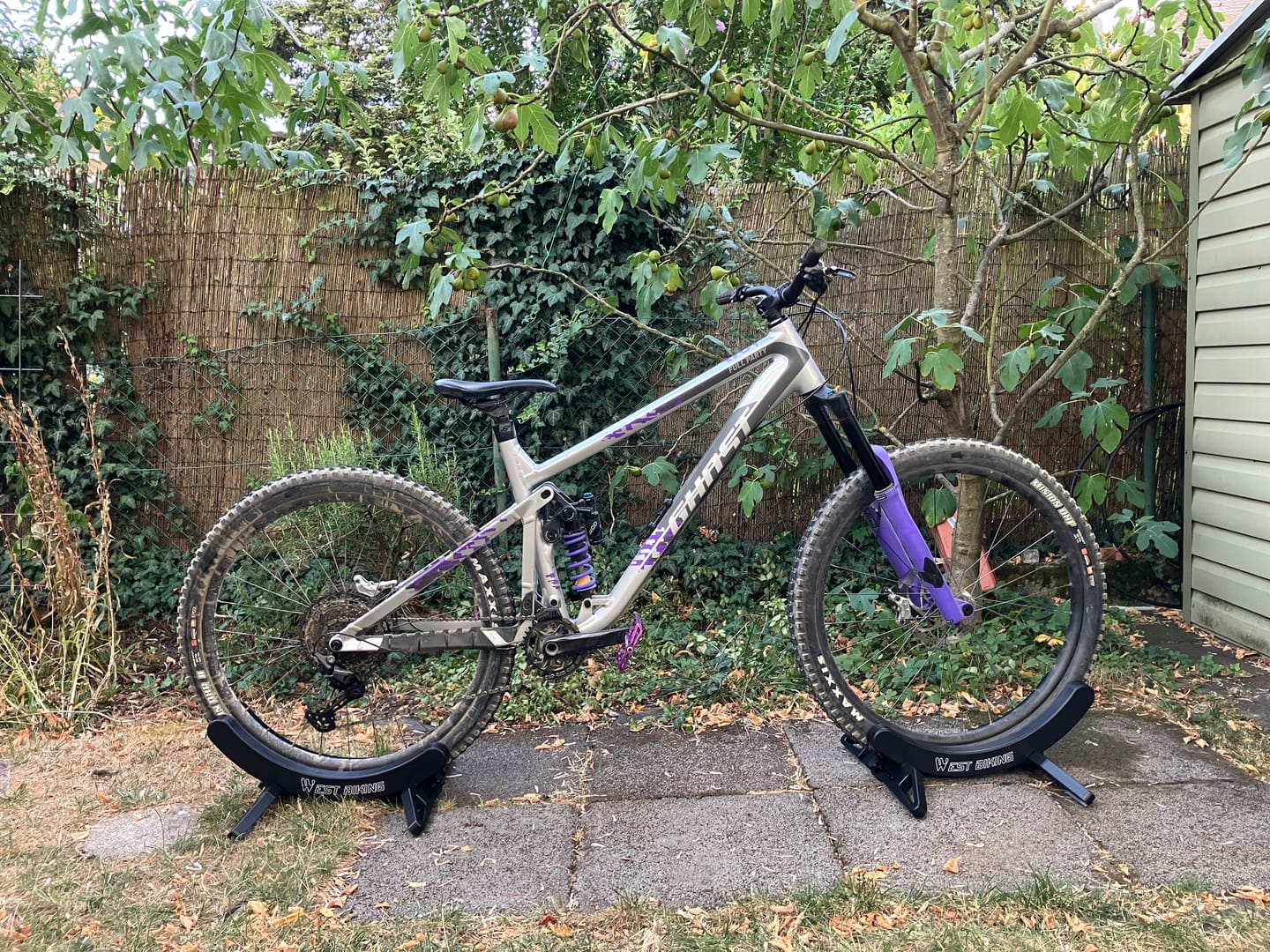 Customer photo review of Verstellbarer, tragbarer Fahrradständer & Aufbewahrungsständer