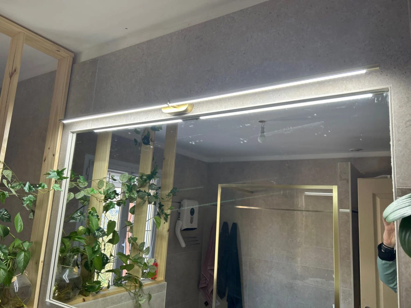 Customer photo review of Wall Lamp, Minimalist Linear LED Bar, Plug-In, Aluminium, 3000K Dimmable