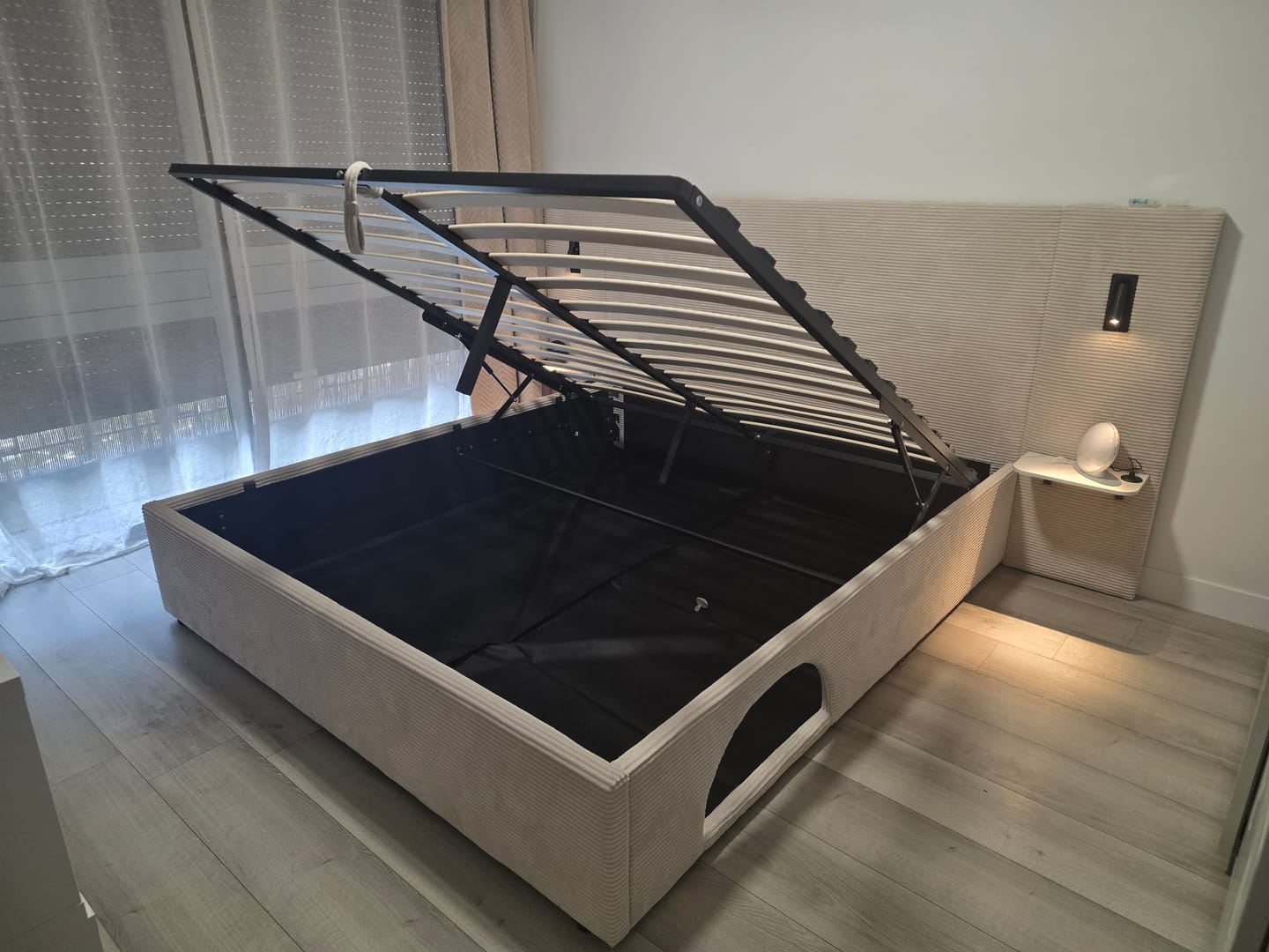 Customer photo review of Lit Élysée – CosyPet Edition : tête de lit XXL, coffre, lumières, USB & tables de chevet incluses
