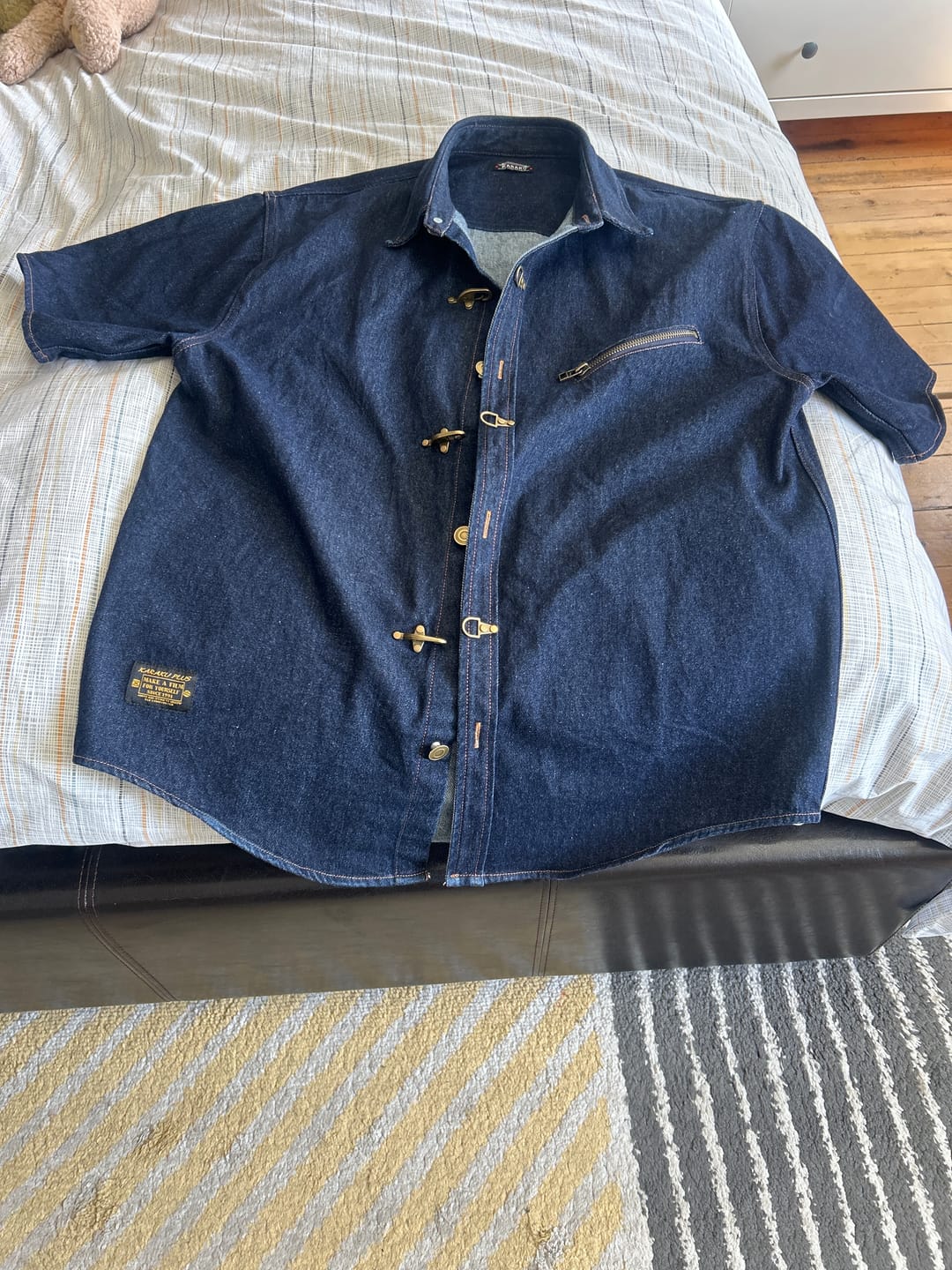 Customer photo review of Short-Sleeve Denim Shirt with Diagonal Zip Pocket & Metal Hook Button Details