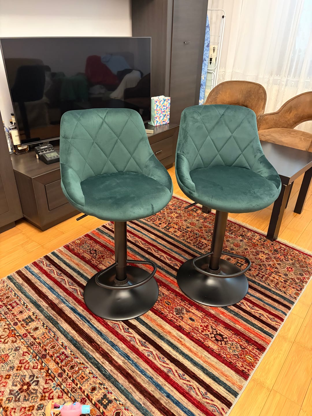 Customer photo review of Scaun de bar rotativ H101, verde inchis/negru, stofa catifelata/metal, 47x45x84/106 cm