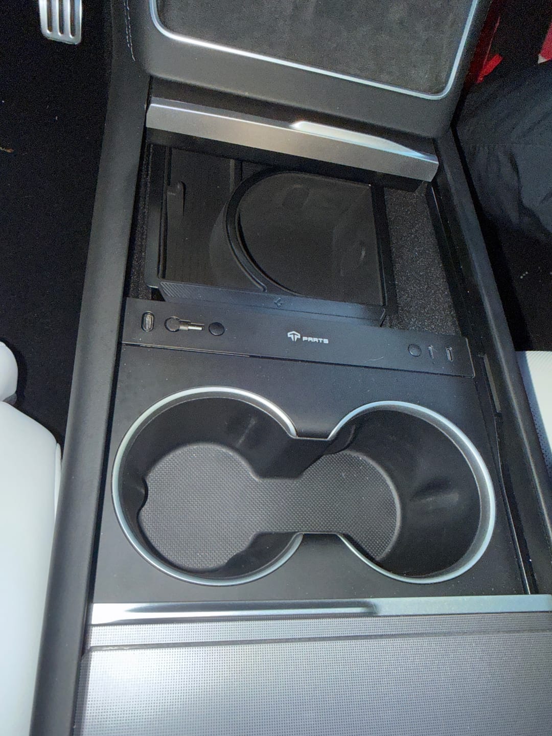 Customer photo review of Muti-Ports Hidden Center Console USB Charging Hub for Model 3/Y