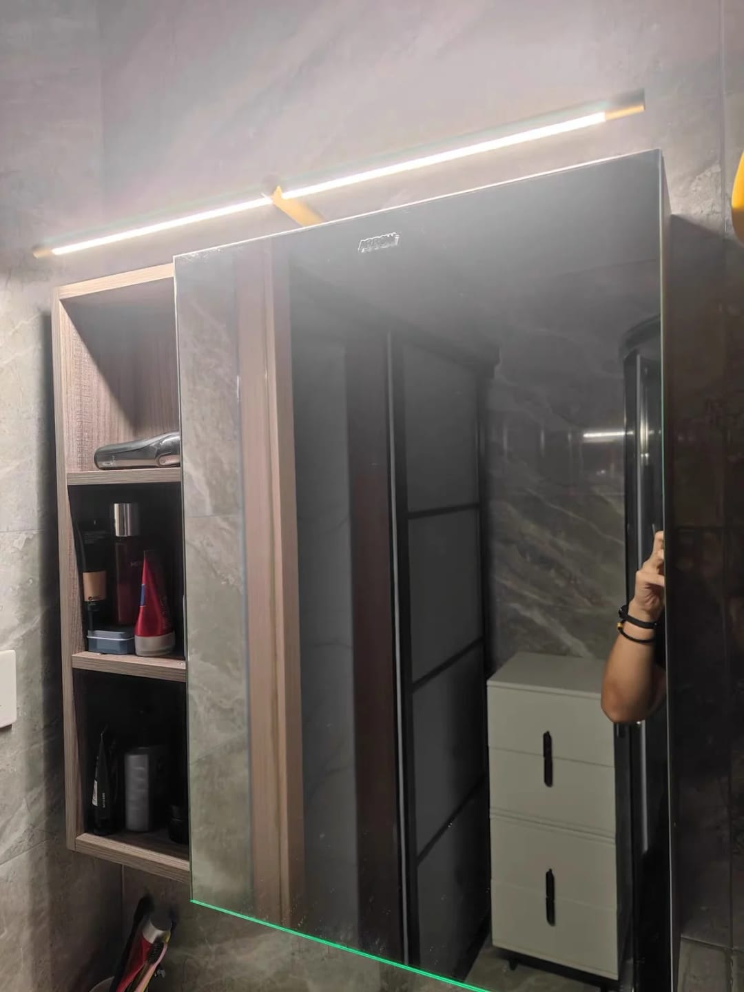 Customer photo review of Wall Lamp, Minimalist Linear LED Bar, Plug-In, Aluminium, 3000K Dimmable