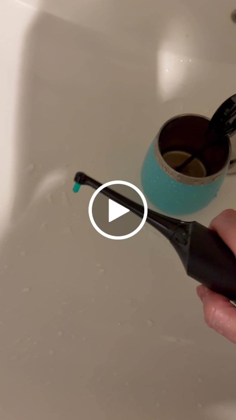 Customer video review of 口腔洗浄器と音波振動の同時使用 Water Sonic ウォーターソニック 水流音波歯ブラシ本体
