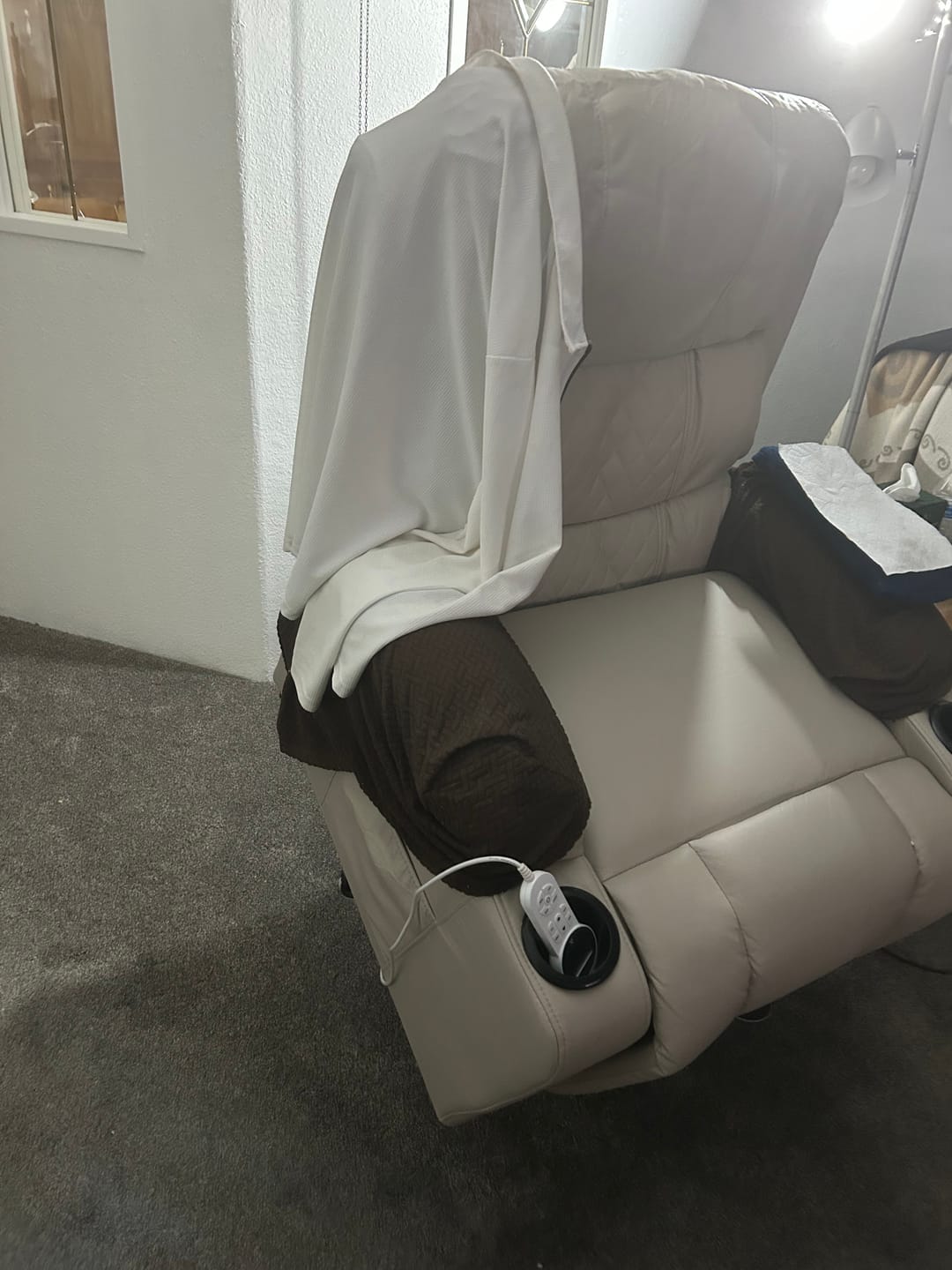 Customer photo review of Homrest Power Lift Assist Chair Recliner for Elderly with Heat & Massage, Cup Holders & Pockets, Beige