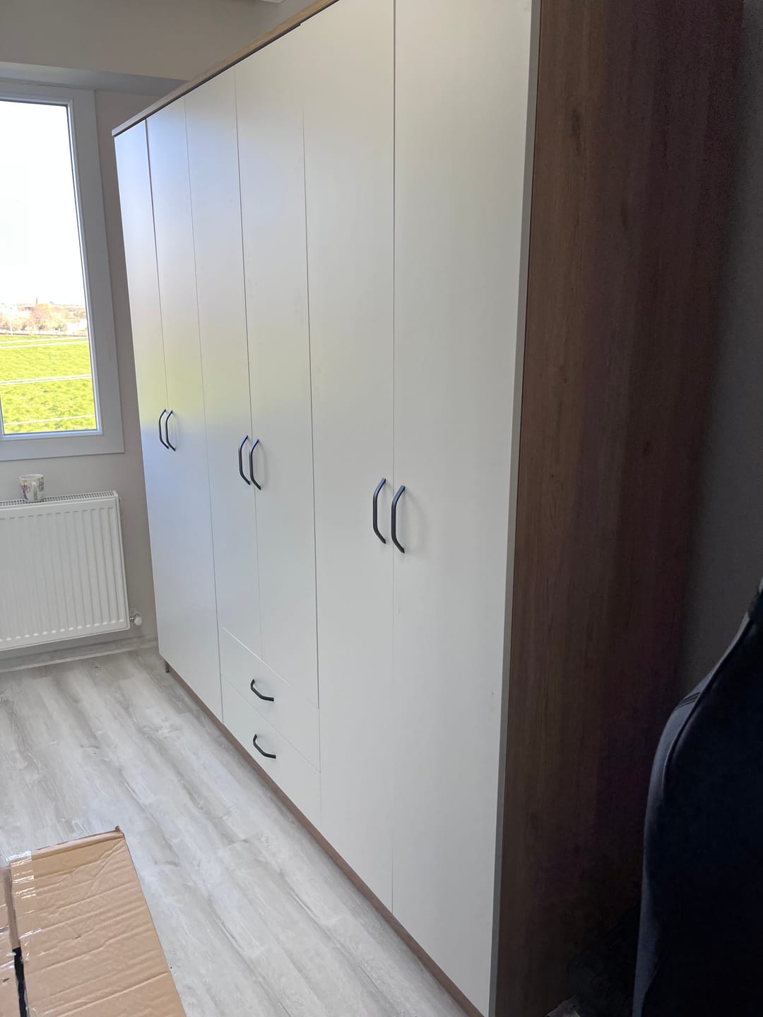 Customer photo review of Rani BA111 Geniş Gardırop Elbise Dolabı 6 Kapaklı 2 Çekmeceli 5 Raflı 3 Askılı Sepet Ceviz - Beyaz
