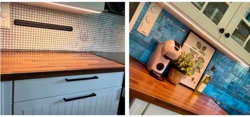 Kunde viser Adelina blå selvklebende veggfliser montert på kjøkkenveggen som en backsplash bak benkeplaten.