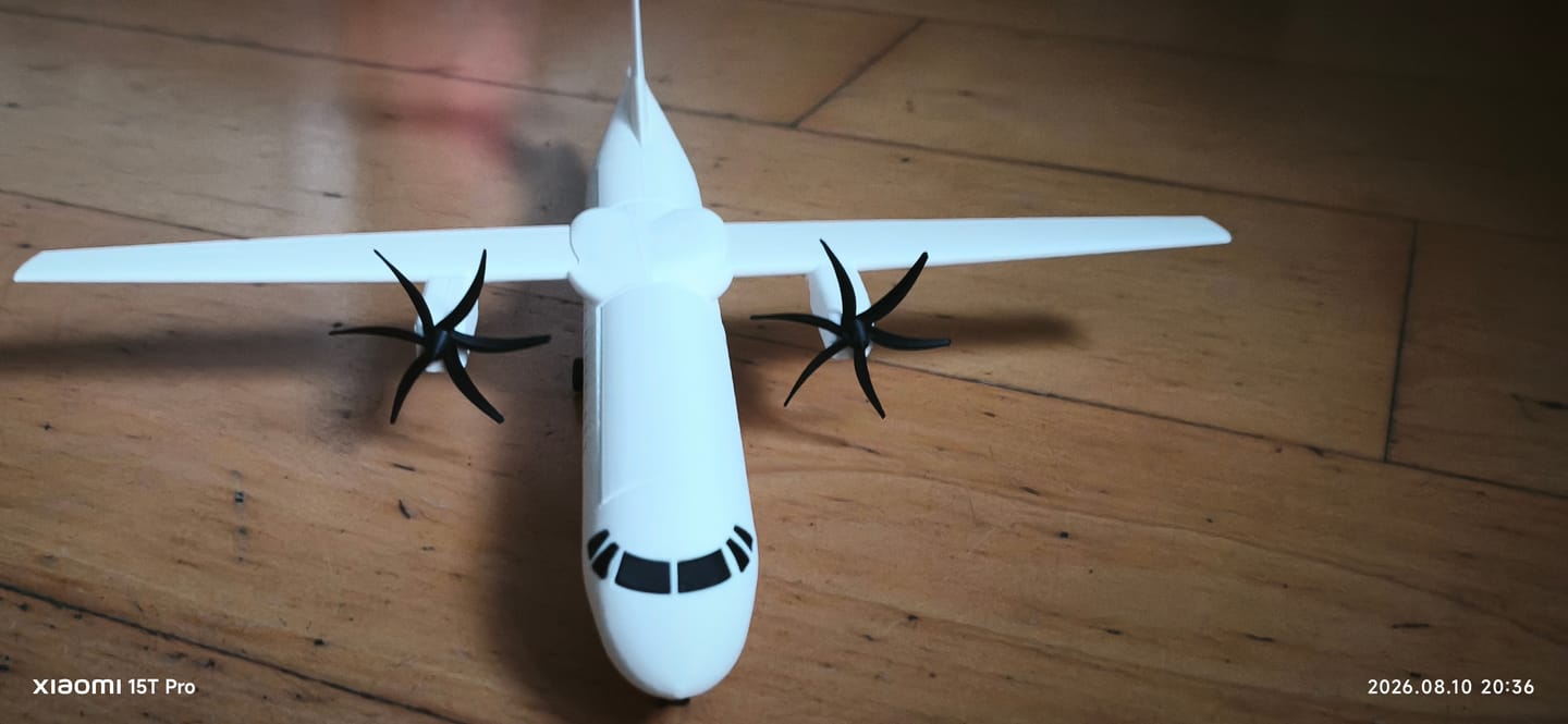 Customer photo review of ATR 72-600 style aircraft model replica (1/80 scale)