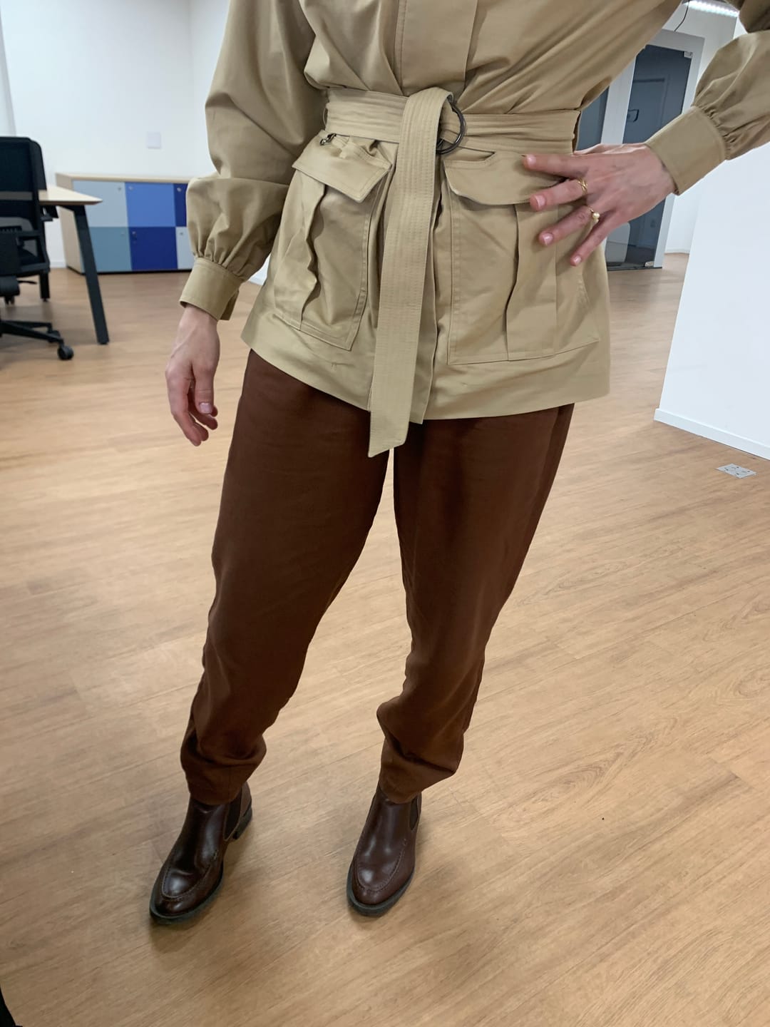 Customer photo review of Calça Slouchy Íris Marrom Escuro