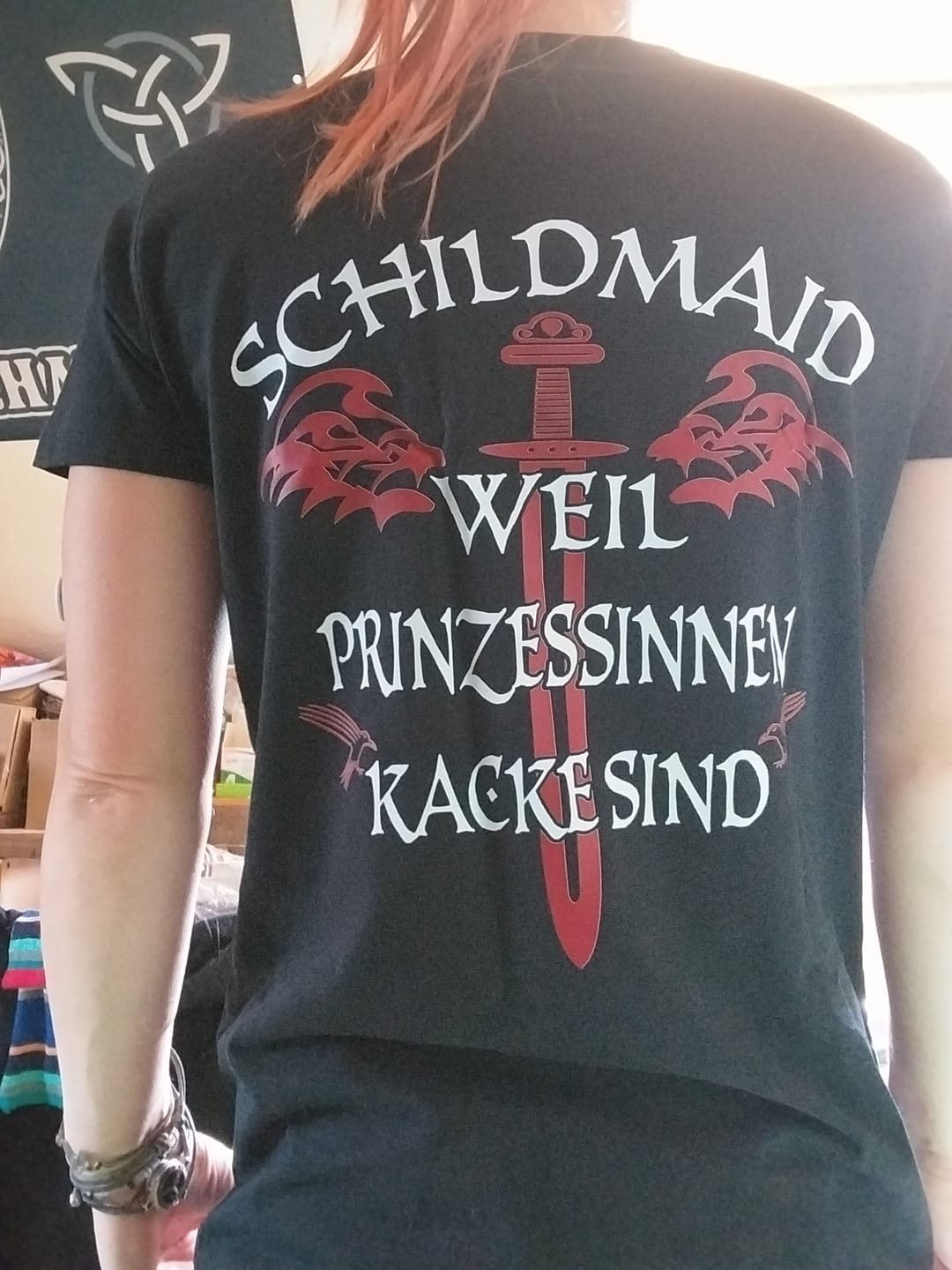 Customer photo review of Schildmaiden Premiumshirt Backprint - Weil Prinzessinnen kacke sind.