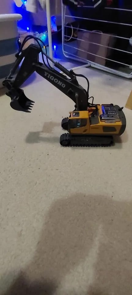 Customer photo review of DirtWorks™ Ultimate RC Excavator