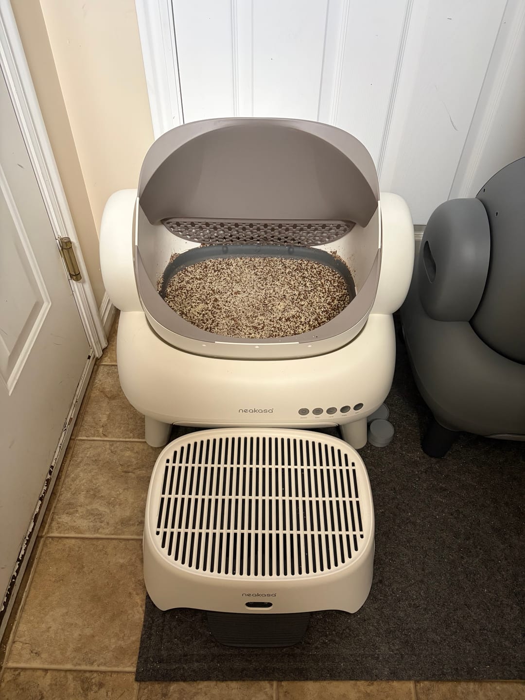 Customer photo review of Neakasa AirStep Odor-Eliminating Cat Litter Box Step