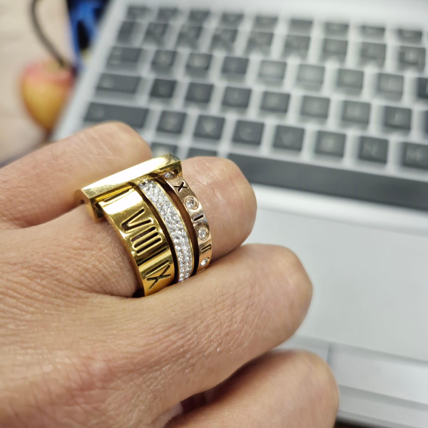 Customer photo review of Anel Aro Triplo Algarismo Romano Banhado em Ouro 18K