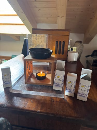 Kundenfoto des Japanische Minze ätherischen Öls mit Duftlampe und weiteren Ölfläschchen auf einem Holztisch.