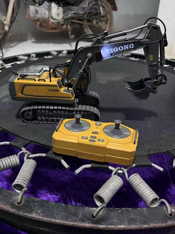 Customer photo review of DirtWorks™ Ultimate RC Excavator