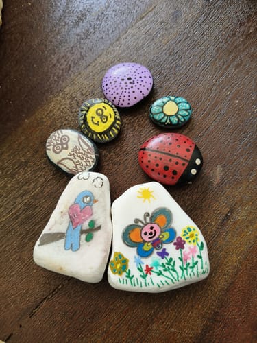Customer photo review of 15/20 Stuks Grijze Schilderstenen 3-5 cm 1,5 KG Happy Stones + QR Codes voor de App