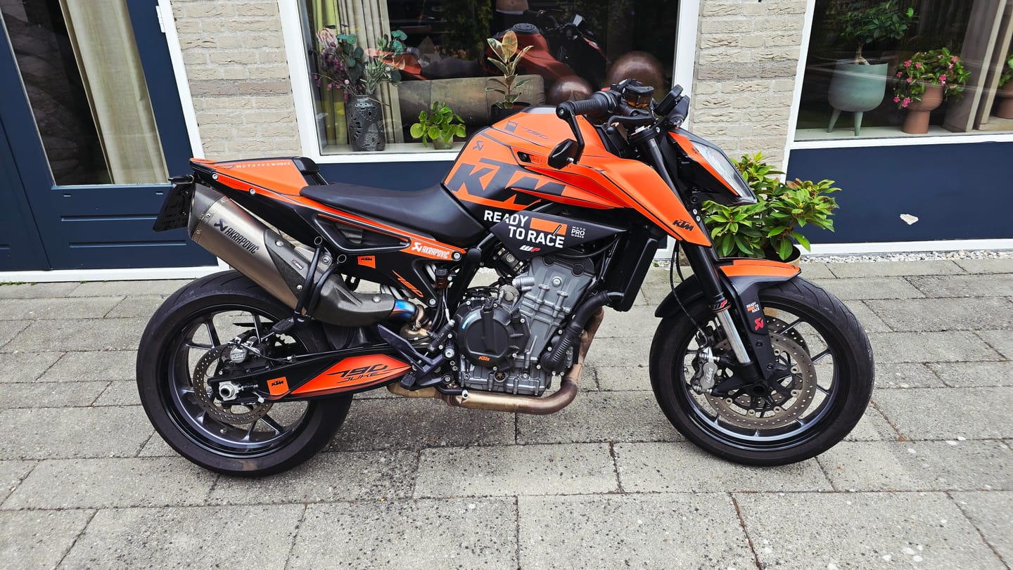 Customer photo review of KTM 790/890 Duke GRAPHICS - "Pitlane" (Black/Orange)