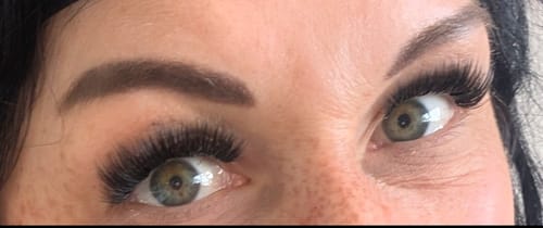 Reviewer's Augen mit dem Starter Set – Classic DIY Wimpern-Look, der voluminös und ausdrucksstark aussieht