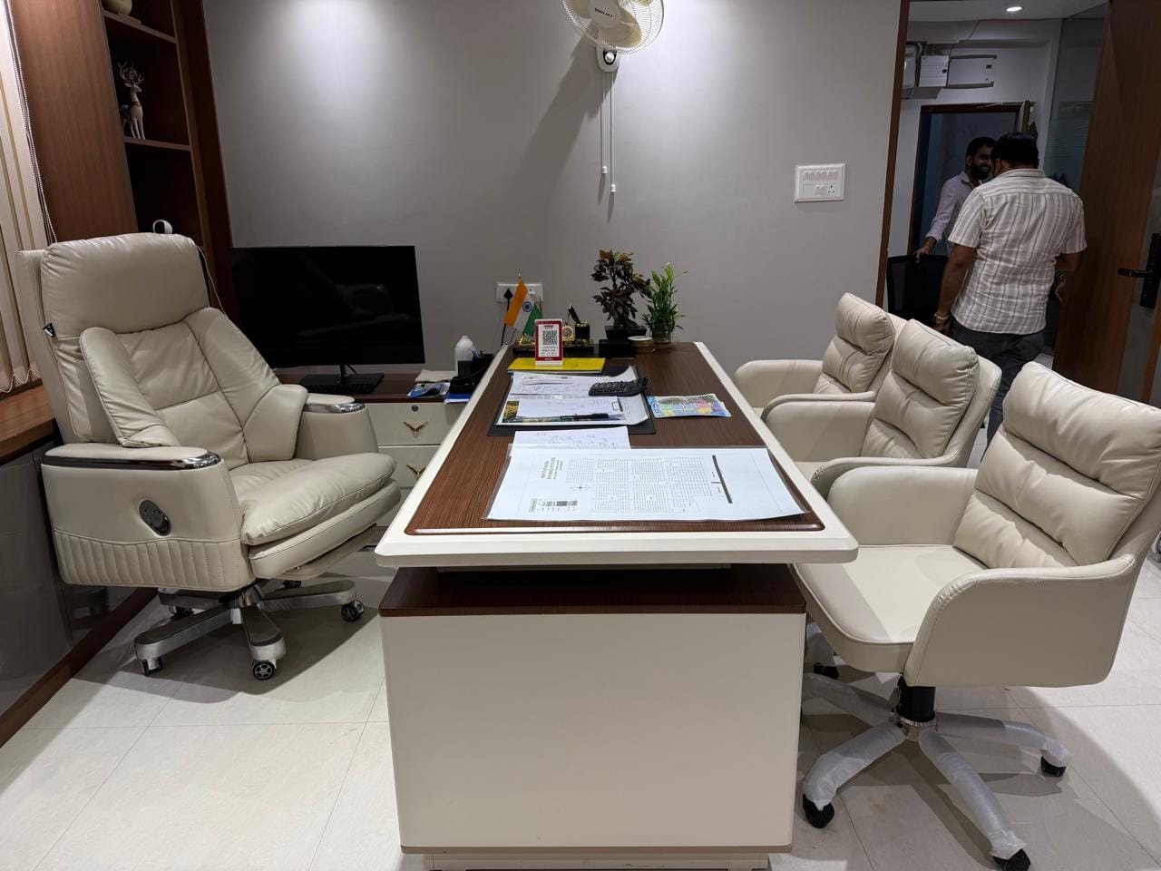 Customer photo review of Ettorez Posh Modern Accent Chair