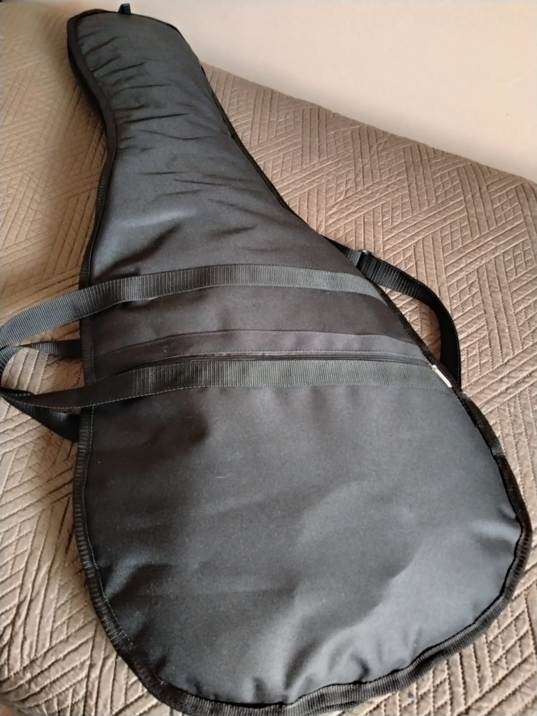 Customer photo review of Funda Guitarra Eléctrica Estándar Acolchada 20 mm con Correas y Bolsillo