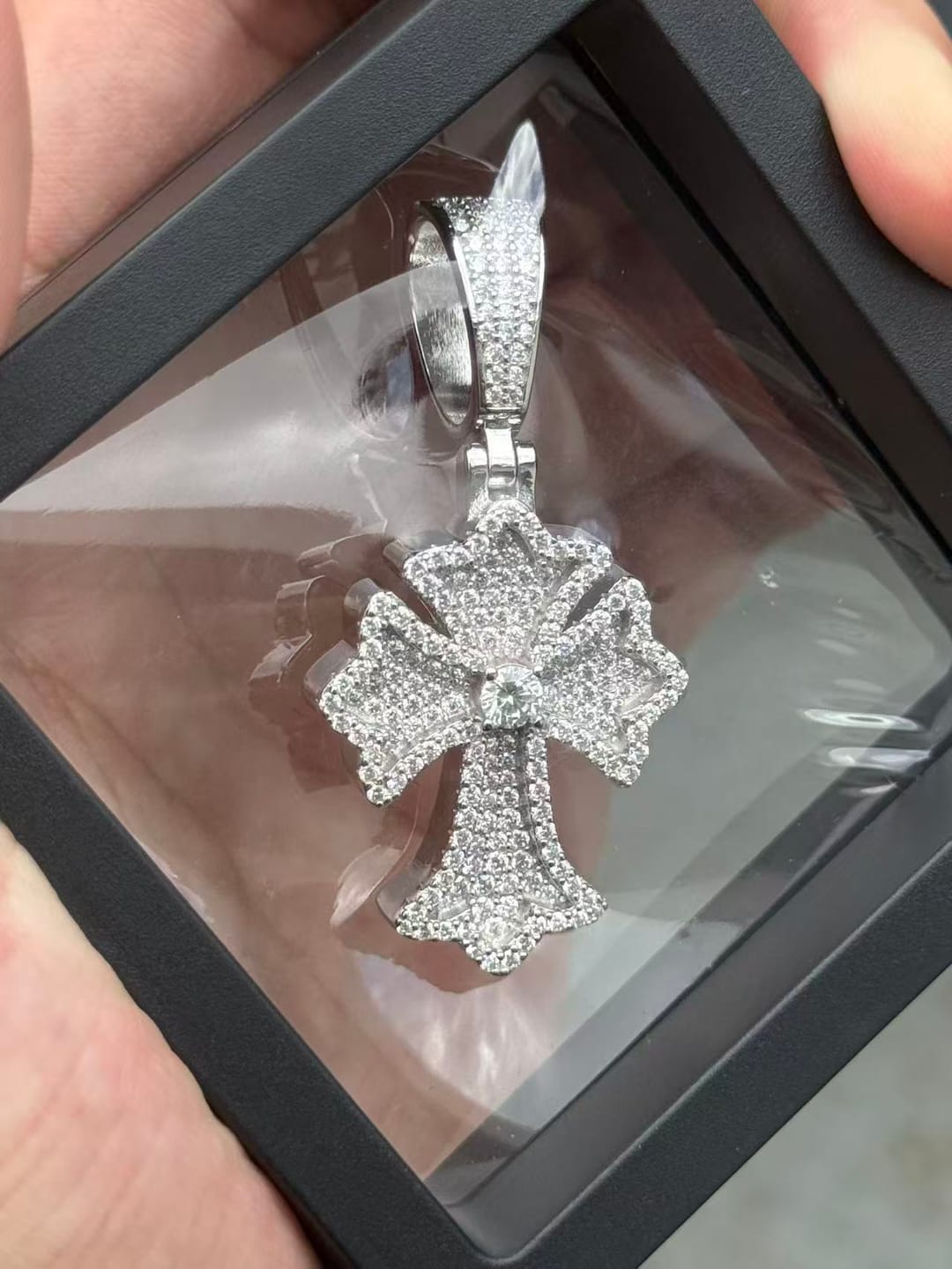 Customer photo review of Leaf-Shaped VVS Moissanite Cross Pendant S925 Silver