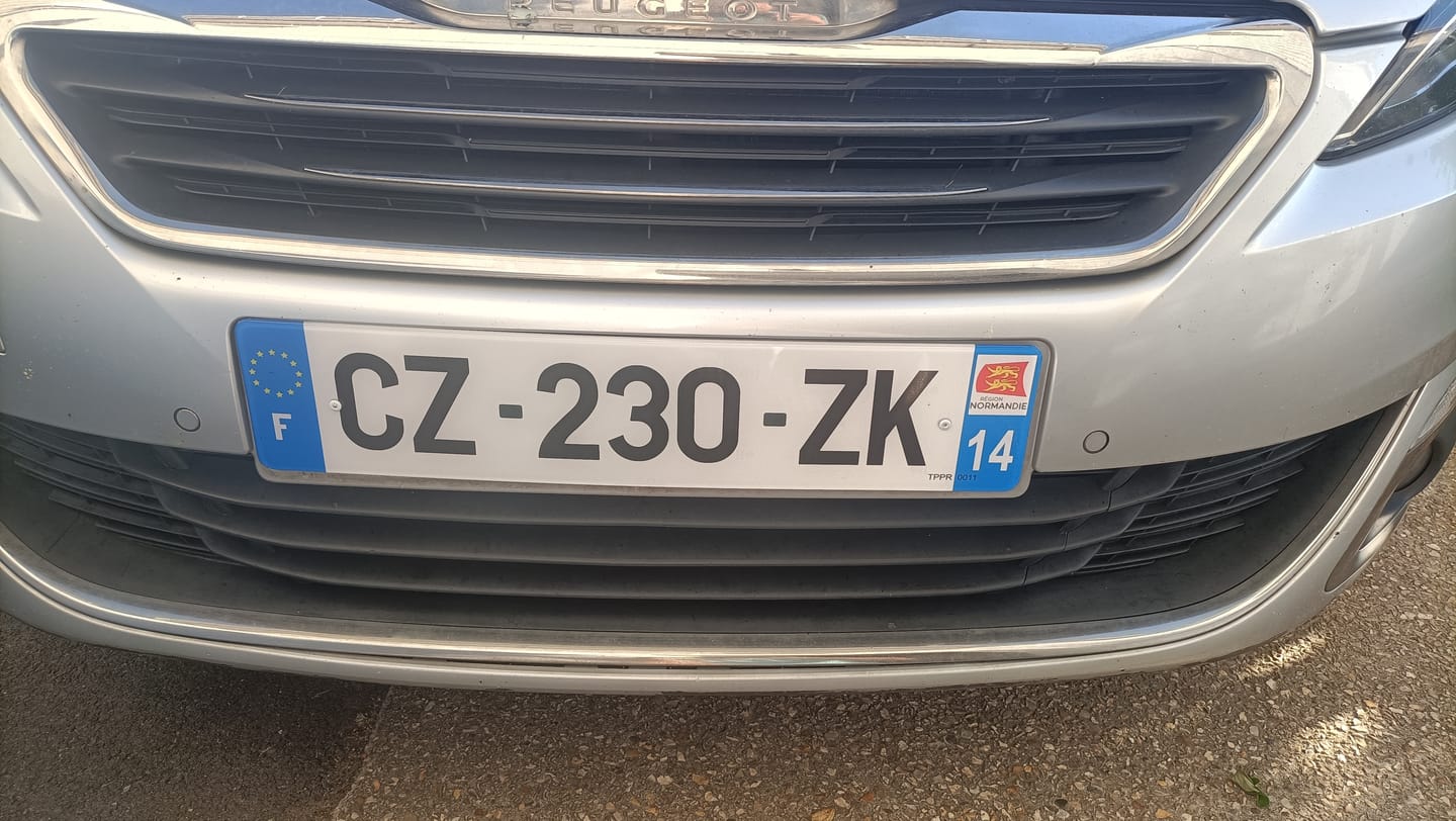 Customer photo review of Plaque auto plexiglass homologuée