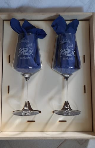 Customer's Holzkisten mit Holzeinlage, zwei gravierte Weingläser mit Hochzeitsmotiv in einer hellen Holzkiste platziert.