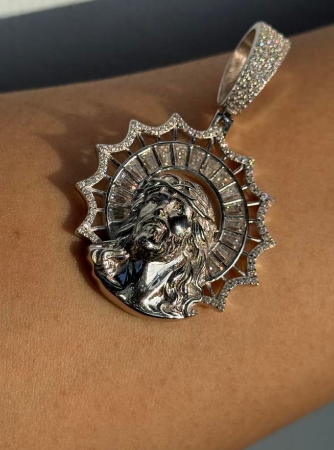 Customer photo review of Halo God VVS Moissanite Iced Out Jesus Pendant