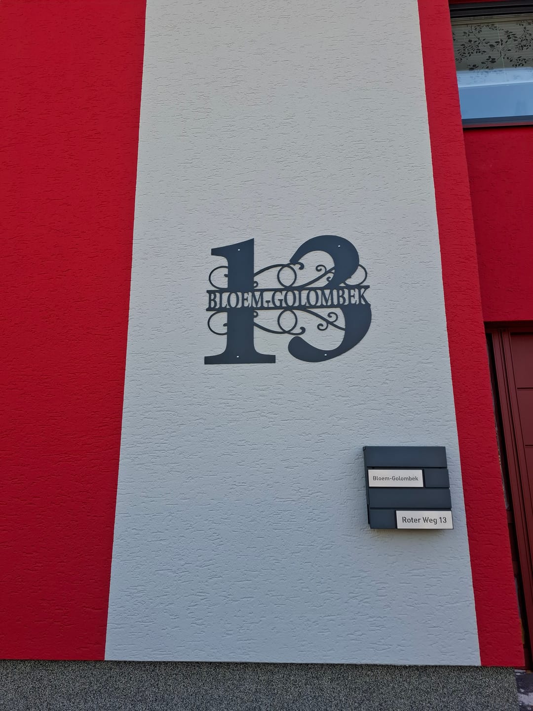 Customer photo review of Hausnummer-Türschild Ornamental Style mit Familiennamen (personalisierbar)