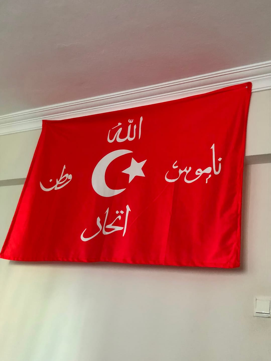 Customer photo review of İttihad-ı Türk Duvar Örtüsü – Otağ Konseptli Türk Bayraklı Tasarım Duvar Halısı