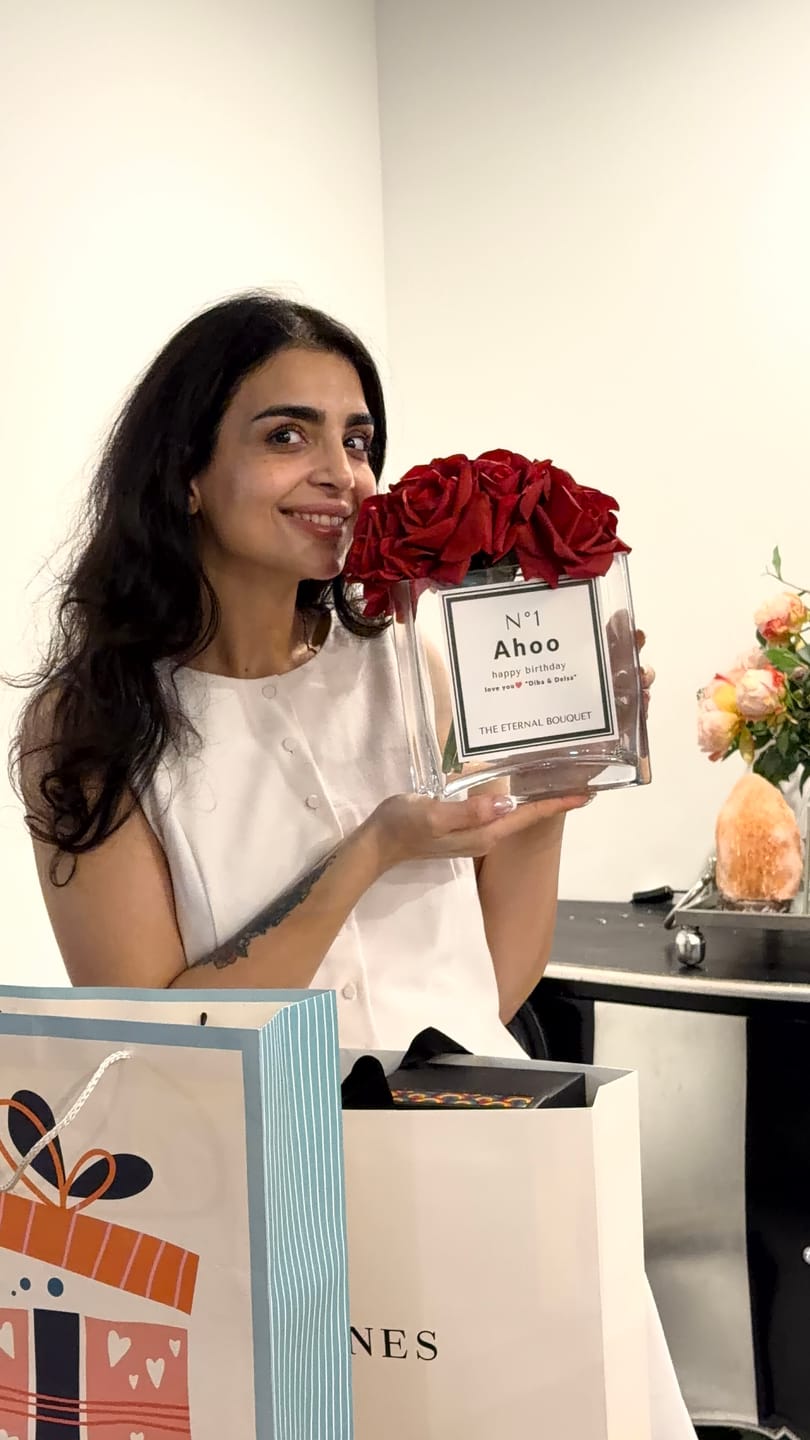 Customer photo review of Personalised Glass Vase - Silk Everlasting Roses (10 roses)