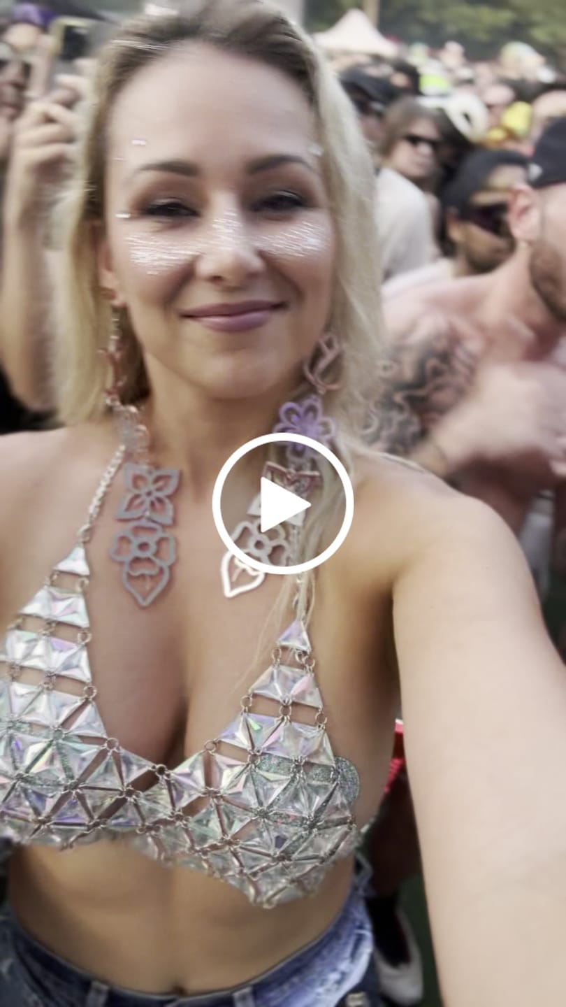 Customer video review of Iridia Silver Chain Top