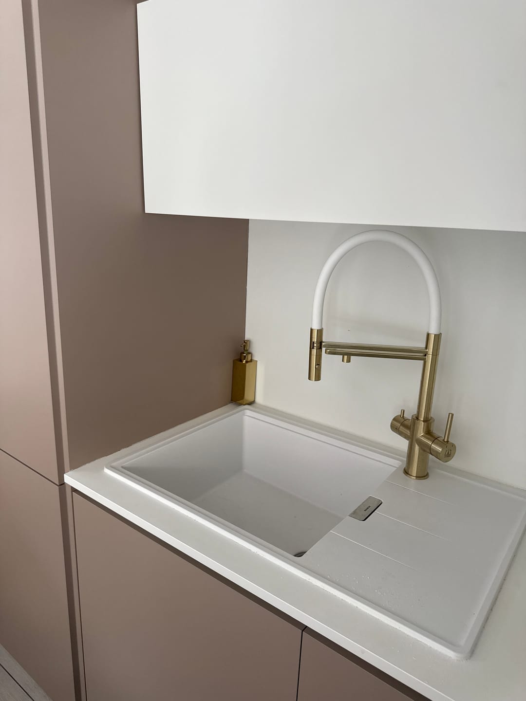 Customer photo review of 5 Way Kitchen Filter Tap in Solid STAINLESS STEEL, with 360° swivel spout and 2-jets removable Spray, Satin Gold PVD / White