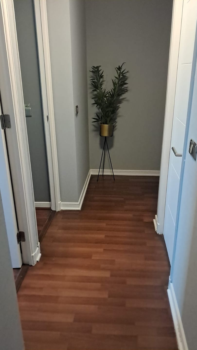Customer photo review of Porta Maceta Dorada Pedestal Negro M